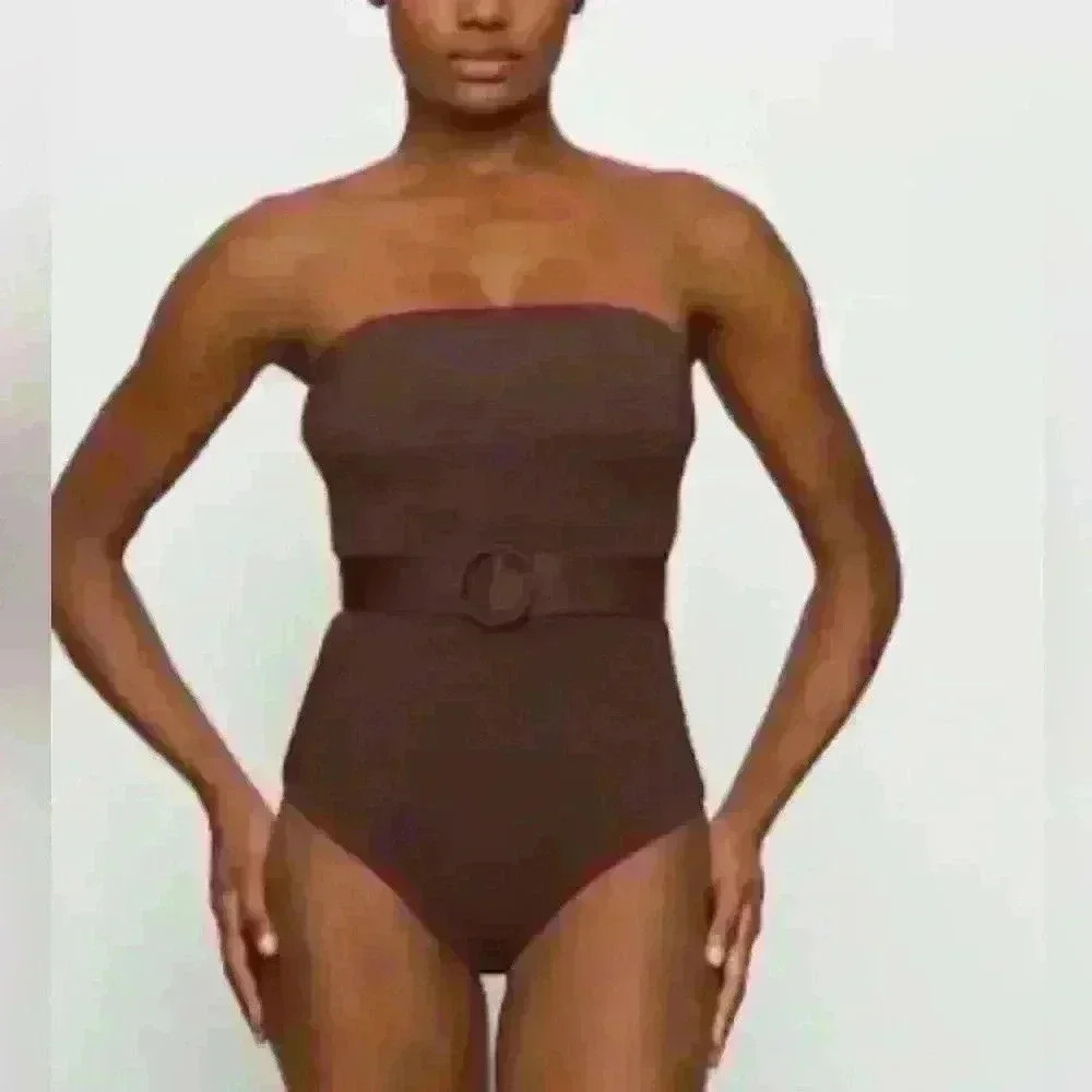 Skims Sculpting one piece Swimsuit - Picture 3 of 4